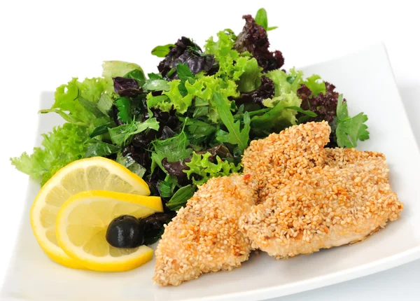 Chicken fillet in sesame with a mixture of lettuce — Stock Photo, Image