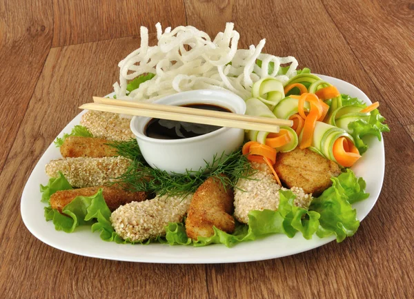 Filete de pollo con fideos de arroz y verduras —  Fotos de Stock
