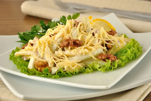 Salat mit Käse und Apfel, Walnüssen und Joghurt — Stockfoto