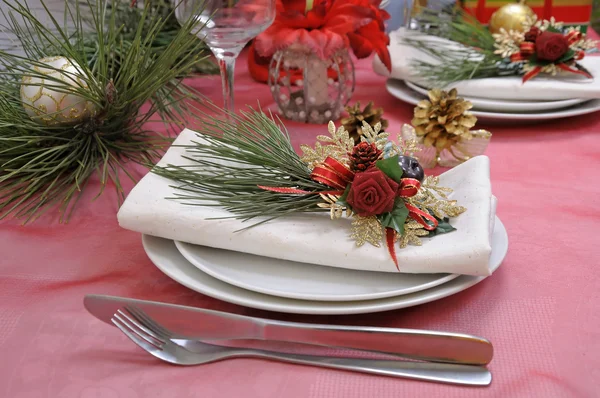 ख्रिसमस आणि नवीन वर्षासाठी टेबल सेटिंग — स्टॉक फोटो, इमेज