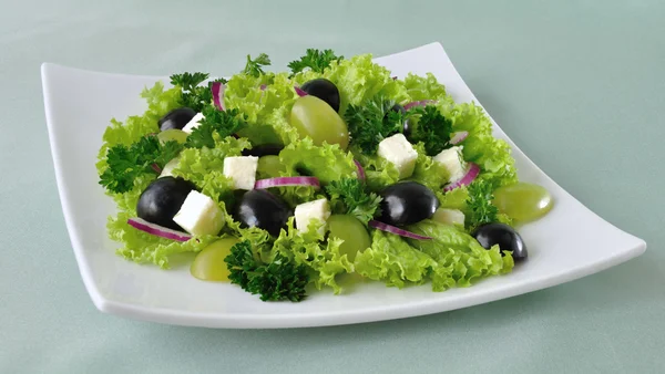 Salade de laitue au fromage et raisins — Photo