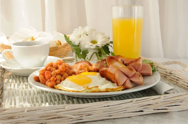 Petit déjeuner avec œufs brouillés et bacon — Photo