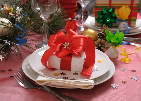 Presente na mesa festiva para o Natal — Fotografia de Stock