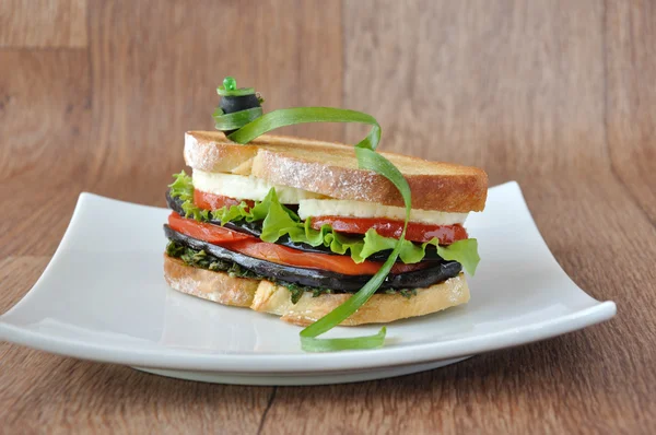 Sandwich with eggplant, tomatoes, peppers and cheese — Stock Photo, Image