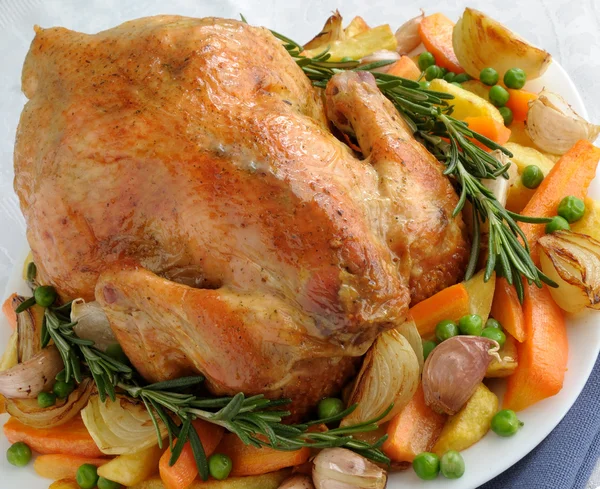 Gebratenes Huhn mit Gemüse — Stockfoto