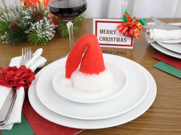 Рождественская шляпа на тарелке — стоковое фото