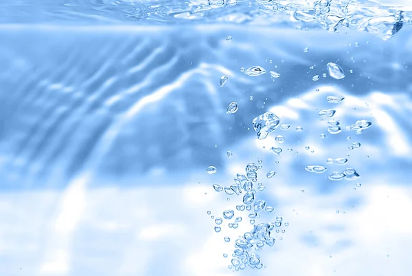 Bubblor i ett vatten på nära håll — Stockfoto