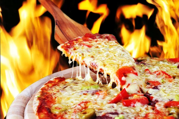 Pizza appena sfornata appena da forno — Foto Stock