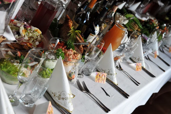 Tisch mit Essen und Trinken — Stockfoto