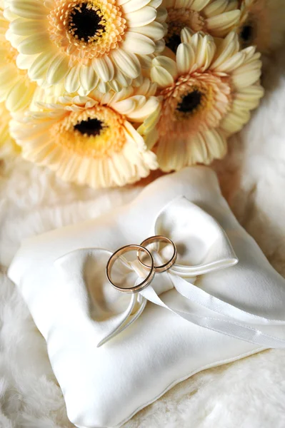Элегантные обручальные кольца на белой подушке — стоковое фото