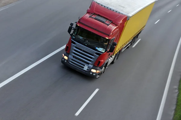 Caminhão com carga em movimento rápido — Fotografia de Stock