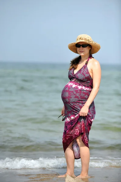 Terhes nő: beach — Stock Fotó