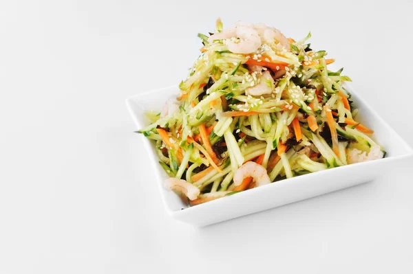 Салат из овощей с креветками — стоковое фото
