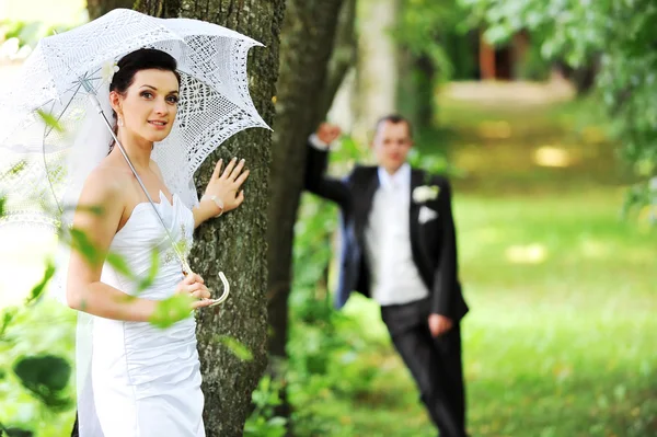 Sposo e sposa con ombrello — Foto Stock