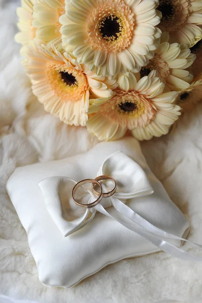 結婚指輪が付いているクッションします。 — ストック写真