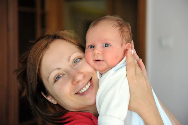 Bebé y mamá. — Foto de Stock