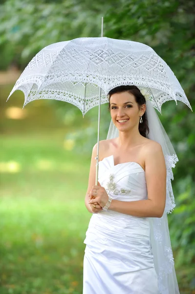 Brud med paraply — Stockfoto