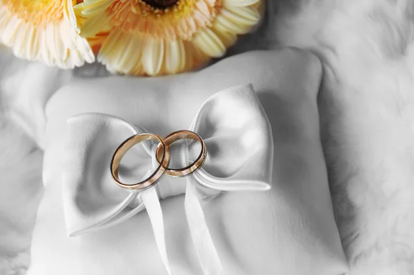 缓冲与结婚戒指 — 图库照片