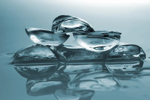 Pedaços de gelo transparente — Fotografia de Stock