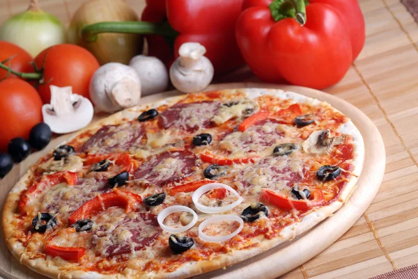 Färsk pizza — Stockfoto