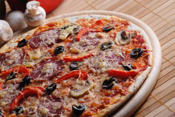 Pizza fraîche au four — Photo