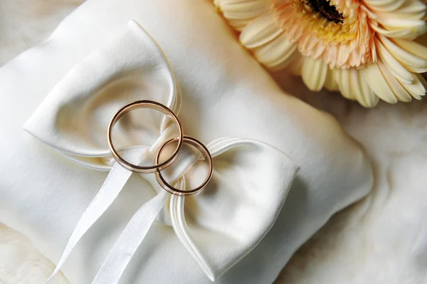 結婚指輪が付いているクッションします。 — ストック写真