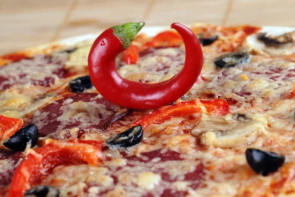 Pizza mit Chilischote — Stockfoto