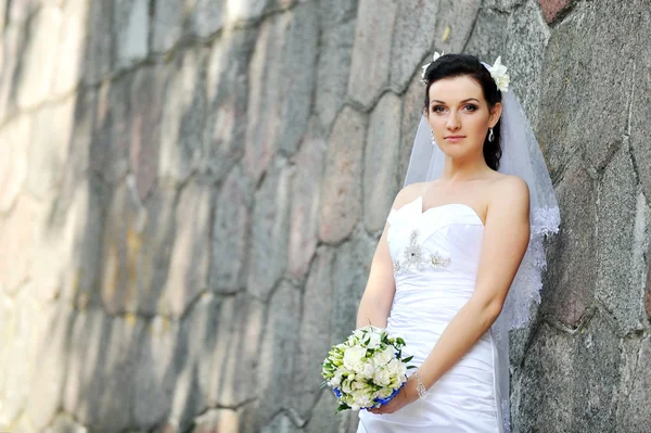 Braut mit Blumen — Stockfoto