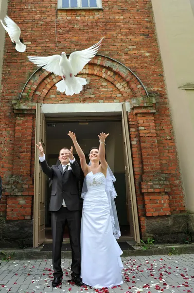 Novomanželé s holubicemi — Stock fotografie