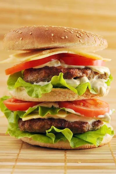 Hamburger z kotletem — Zdjęcie stockowe