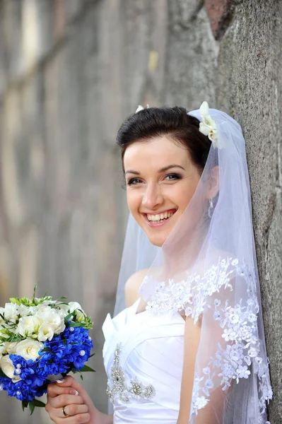 Bruid met bloemen — Stockfoto