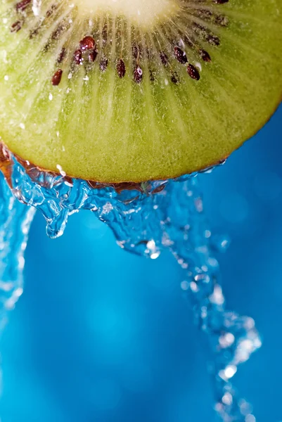 水对猕猴桃 — 图库照片