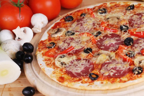 Pizza recién horneada —  Fotos de Stock