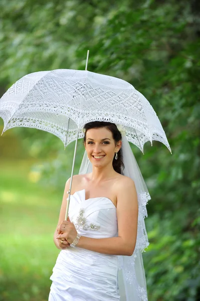 Braut mit Regenschirm — Stockfoto