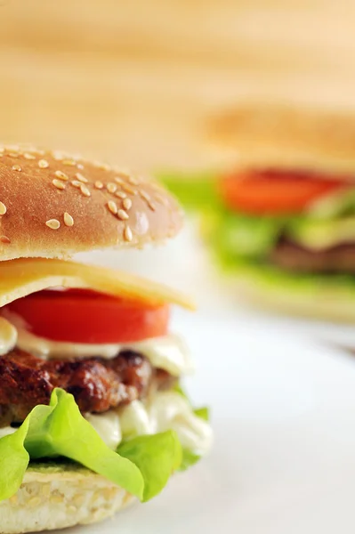Hamburger mit Schnitzel — Stockfoto
