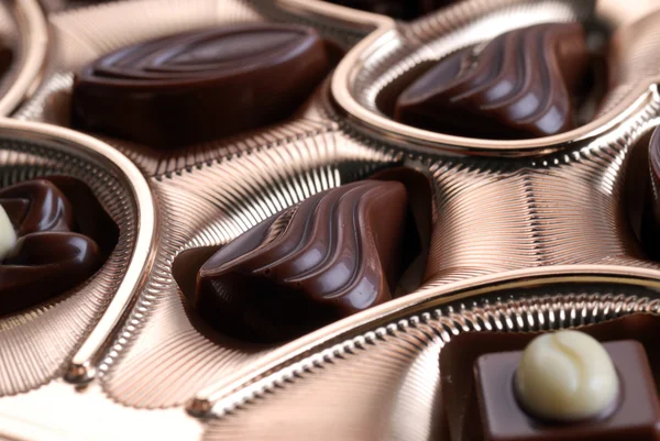 Шоколадні цукерки в коробці з фольги — стокове фото