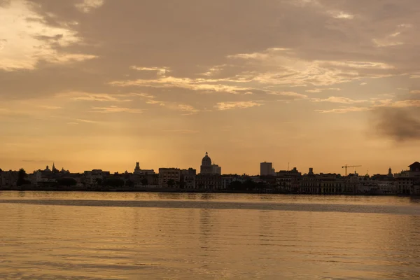 Pôr do sol e horizonte da cidade de Havana. Cuba — Fotografia de Stock