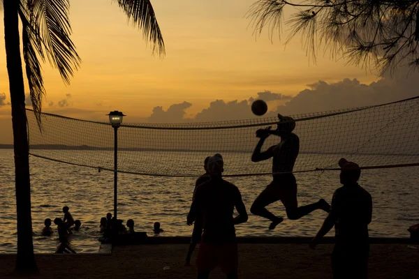 沙滩排球、 日落海滩上 — 图库照片