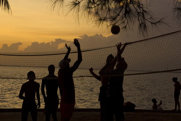 沙滩排球、 日落海滩上 — 图库照片