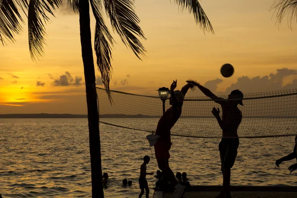 Rantalentopallo, auringonlasku rannalla — kuvapankkivalokuva