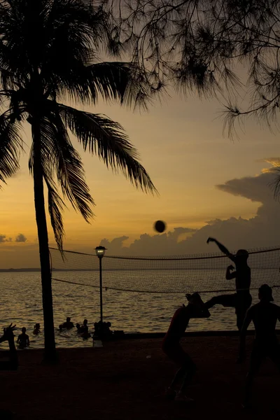 Beachvolleybal, zonsondergang op het strand — Stockfoto