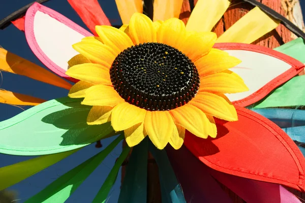 Buntes Windrad, Spielzeugwindrad. Sonnenblumenspielzeug — Stockfoto
