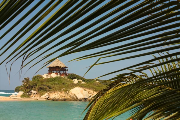Chata na karaibskiej plaży. Kolumbia. — Zdjęcie stockowe