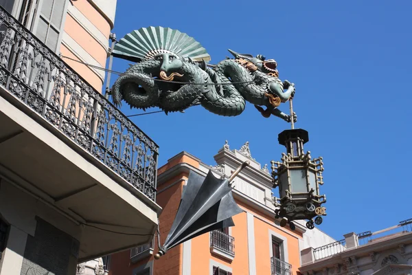 Dragon en paraplu van casa bruno cuadros, barcelona — Stockfoto