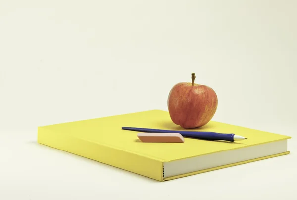 Livro escolar amarelo — Fotografia de Stock