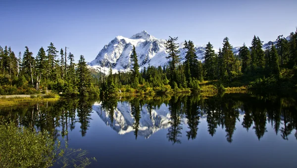 Mount Shuksan In Picture Lake — Stock Photo, Image