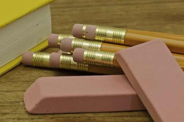Weergave van boek en potloden — Stockfoto