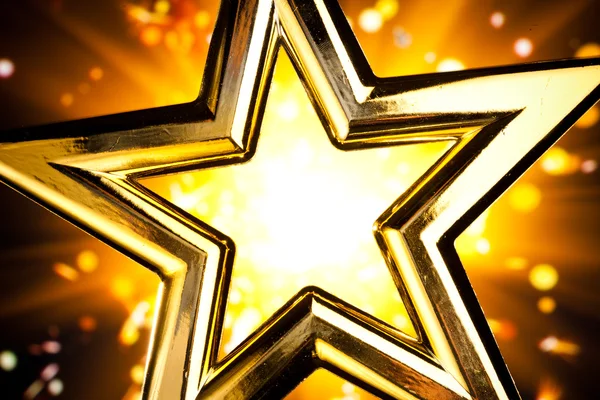 Блестящая золотая звезда — стоковое фото