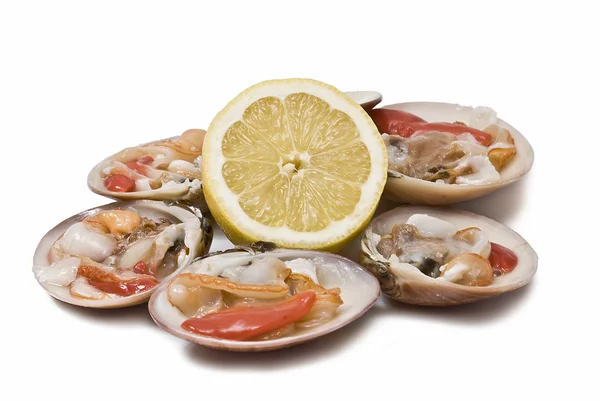 Färska musslor och citron. — Stockfoto