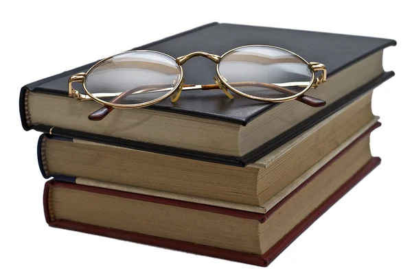 Brille auf dem Buch. — Stockfoto